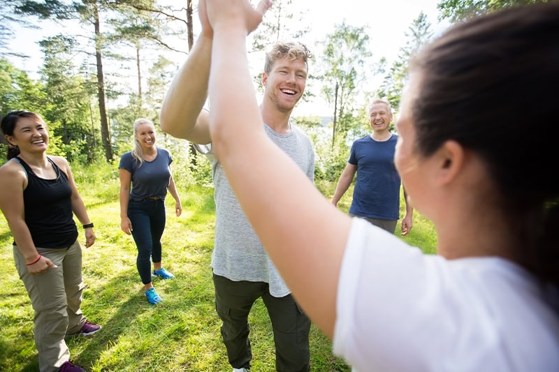 Glade mennesker samlet til en sjov teamdag i Østjylland med kreative udfordringer.