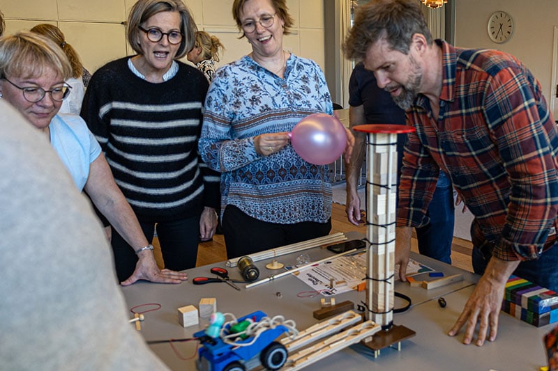 Kreative samarbejdsøvelser på tværs af holdene med Chain Reaction teambuilding.
