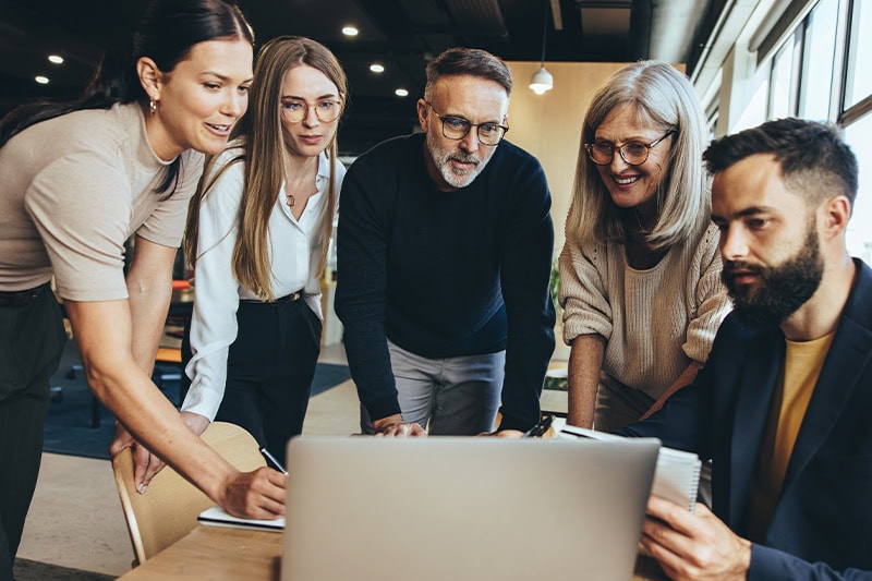 Gruppe af kollegaer samarbejder bedre efter god teamudvikling på årets mentale sundhedsdag.
