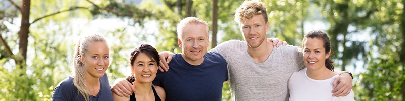 Kollegaer til udendørs team arrangement med sjov og fællesskab.