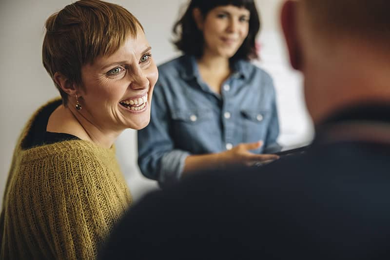 Medarbejdere til firmaevent med GoTeams sjove og engagerende firmaaktiviteter.