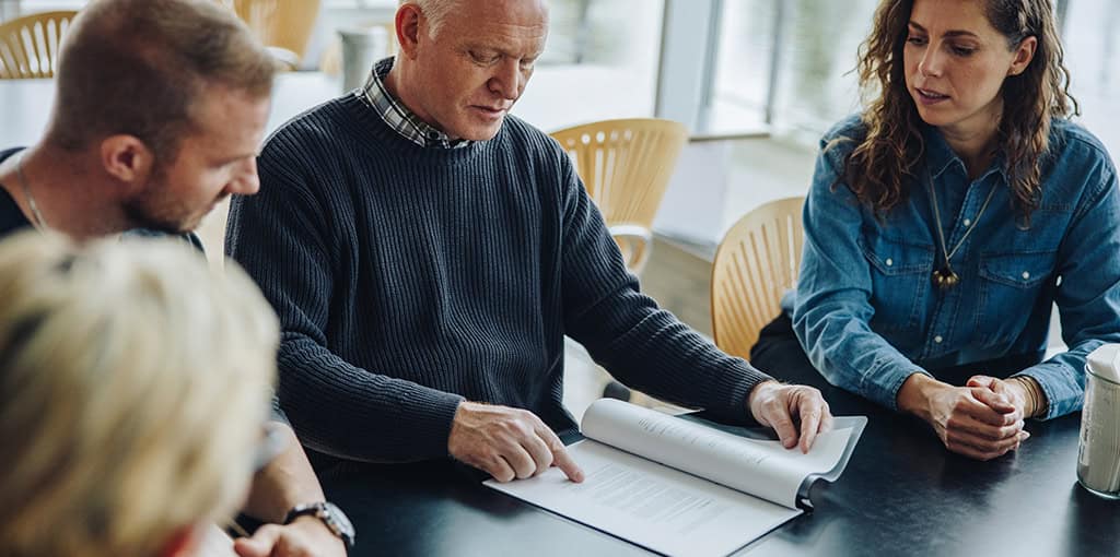 Intern kommunikation mellem kolleger i mødelokale på arbejdspladsen.