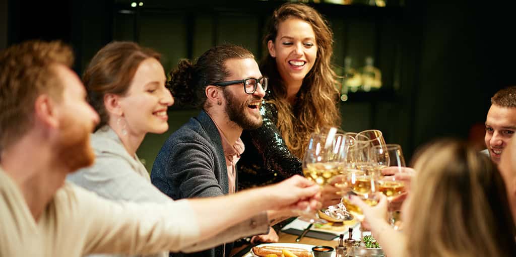 Kollegaer til firmajulefrokost med sjove julefrokost-aktiviteter fra GoTeam.