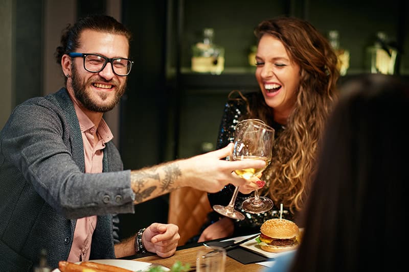 Glade kolleger til julefrokost med quizzer på mobilen og gps-teambuilding i det fri.