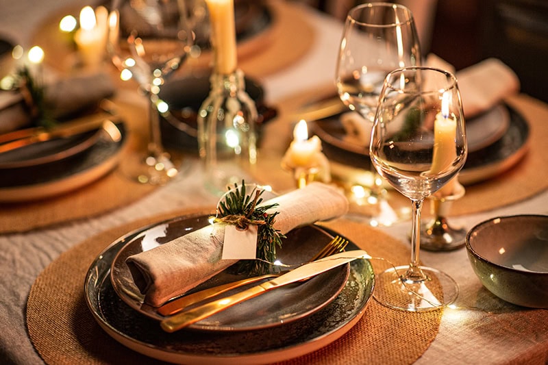 Sjove julefrokost-lege til middagen der skaber en festlig stemning blandt kollegerne.