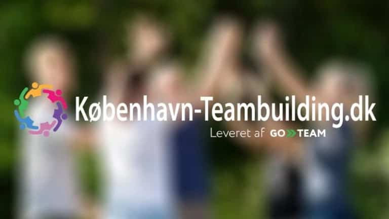 Sløret baggrundsbillede fra teamevent i København med logo for København-Teambuilding.dk – en del af GoTeam.