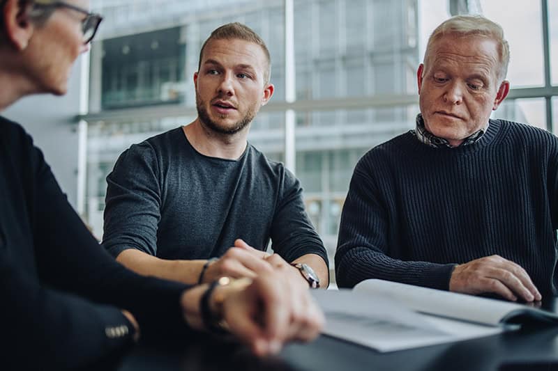 Kollegaer skaber stærke resultater gennem  god kommunikation på arbejdspladsen.