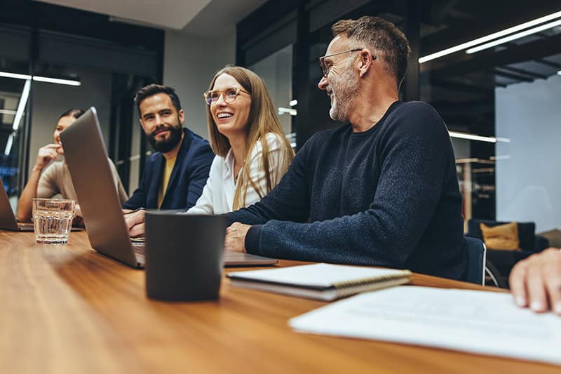 Kollegaskab på arbejdspladsen med godt teamwork et et psykologisk trygt arbejdsmiljø.