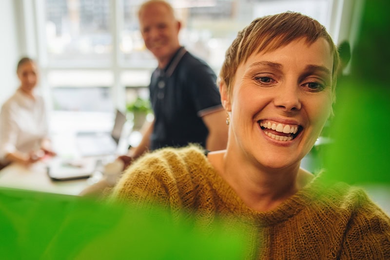Glade deltagere løser kreative opgaver og indendørs arbejdspladsgåder for voksne.