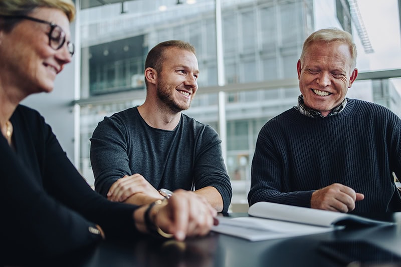 Kollegaer udfører en kommunikationsøvelse til danmarks mentale sundhedsdag.