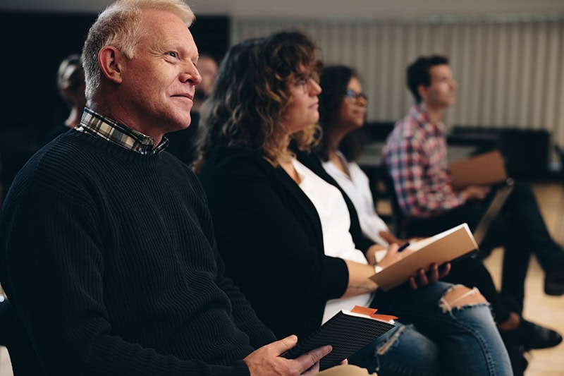 Deltagere i et kursusforløb med foredrag og øvelser.