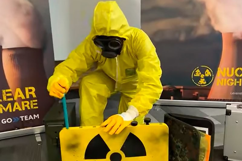 Teambuilding facilitator optræder til Nuclear Nightmare-event - et populært mobilt escape room.