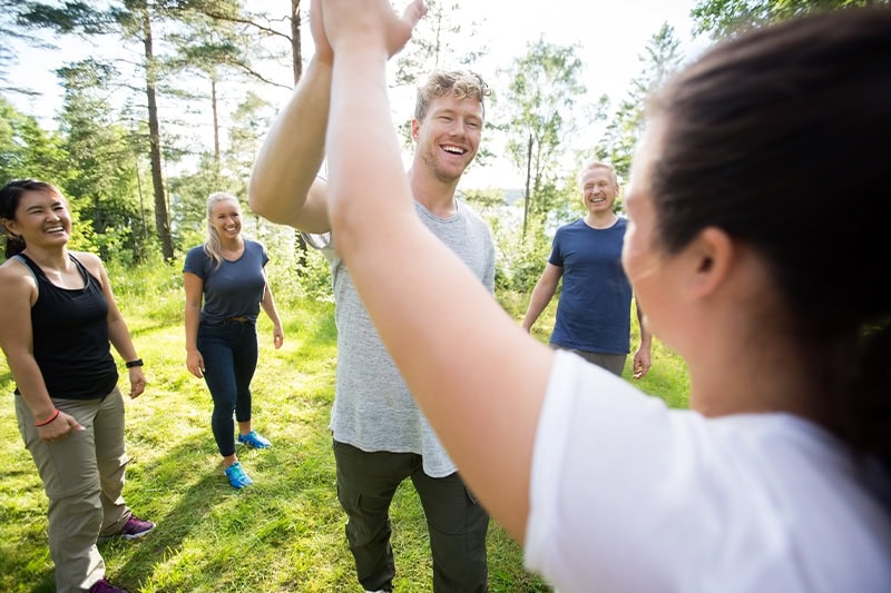Teambuilding ledergruppe jubler over godt samarbejde.