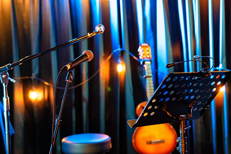 Musikinstrumenter til musikalsk teamevent for deltagere i alle aldre.