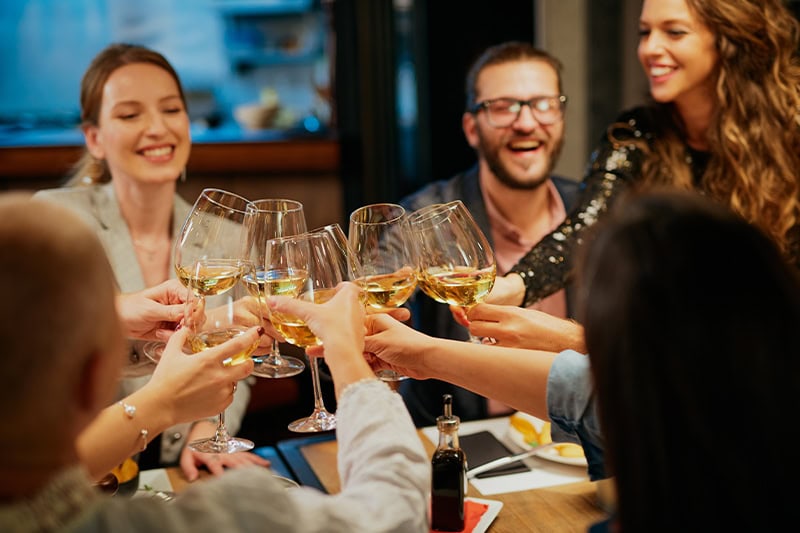 Glade mennesker til personalefest med lækker mad og sjove aktiviteter.