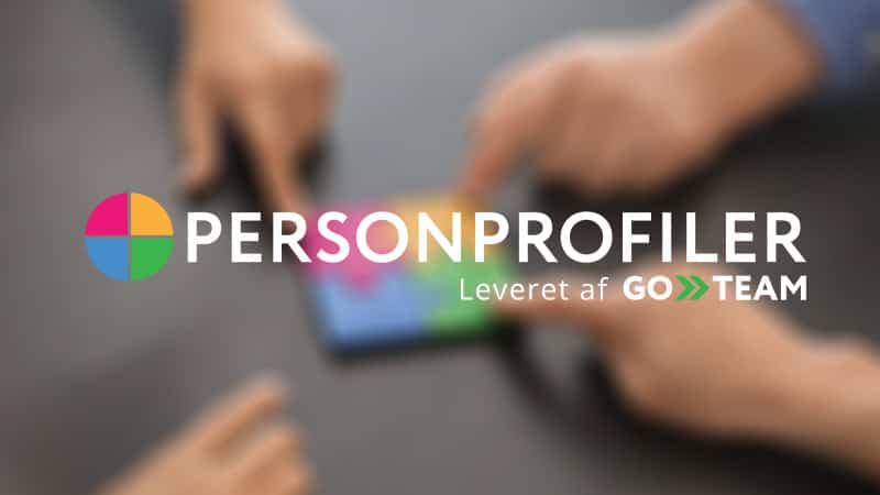 Sløret baggrund med DISC-farver og logo for Personprofiler.dk – en del af GoTeam.