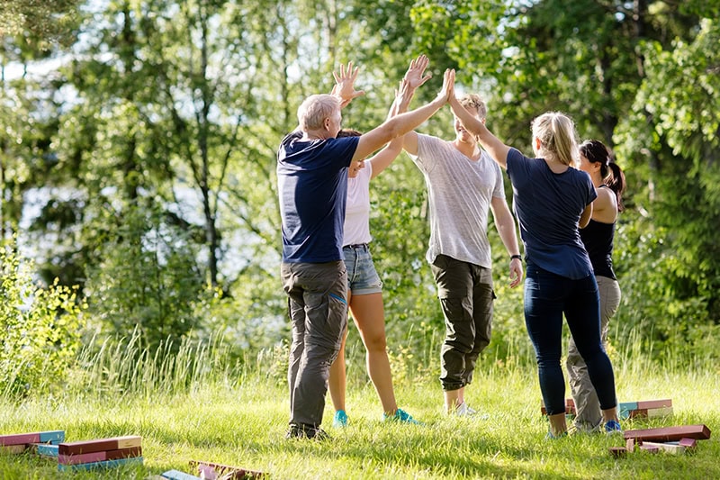 Glade kolleger til udendørs teambuilding med overnatning på Sjælland.