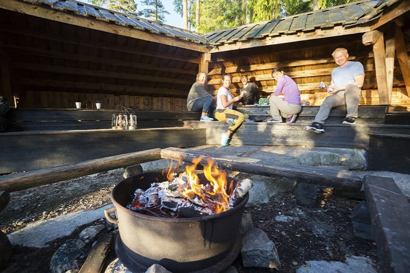 Firmatur i Danmark med glade kollegaer i naturen væk fra de vante rammer på arbejdspladsen.