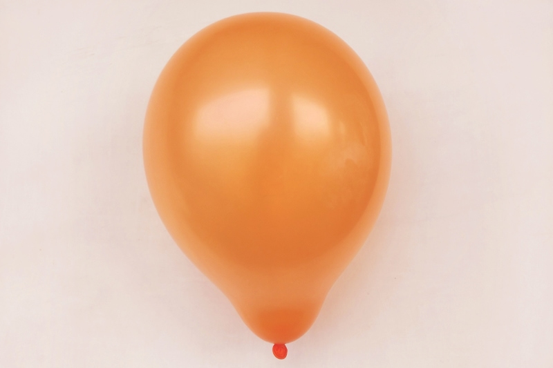 Orange ballon på grå baggrund bruges til gratis teambuilding øvelser