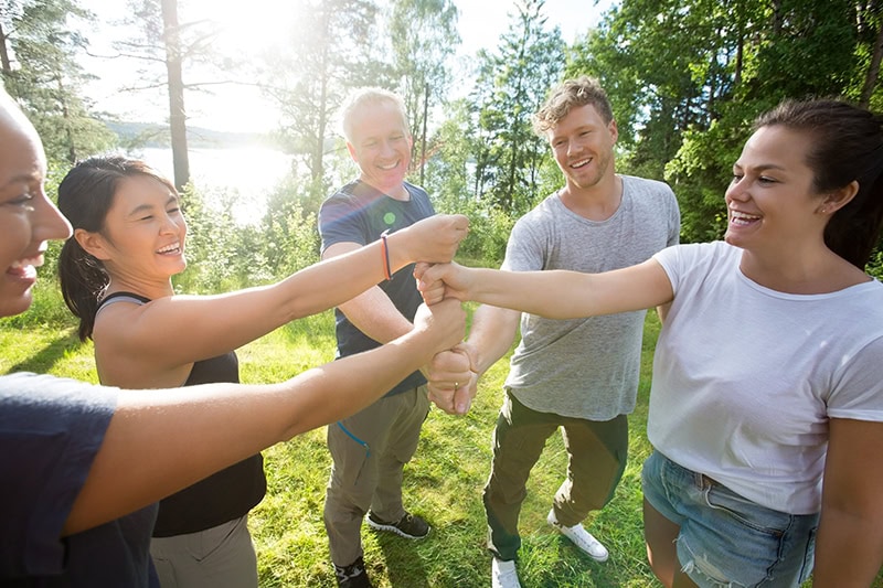 Glade mennesker samlet til en sjov teamdag på Sjælland for hele holdet.