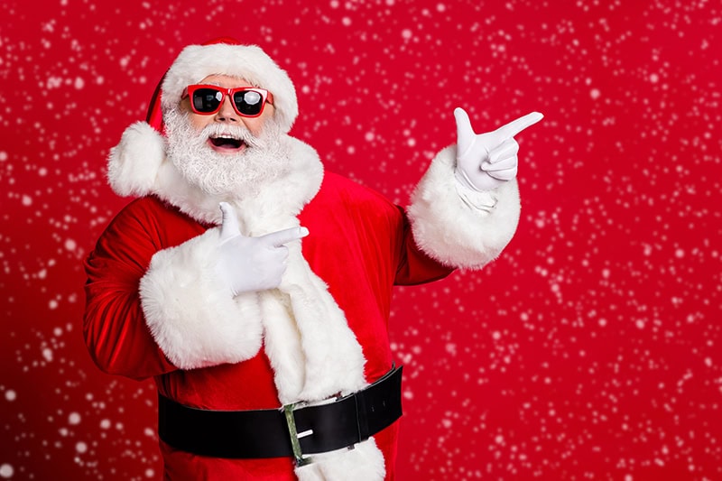Julemand laver sjove julefrokost aktiviteter og selskabslege med medarbejdere.
