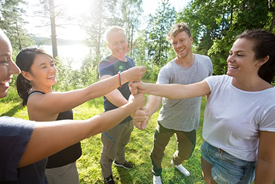Sjov teambuilding-dag med EcoQuest hvor deltagere samler skrald i naturen.