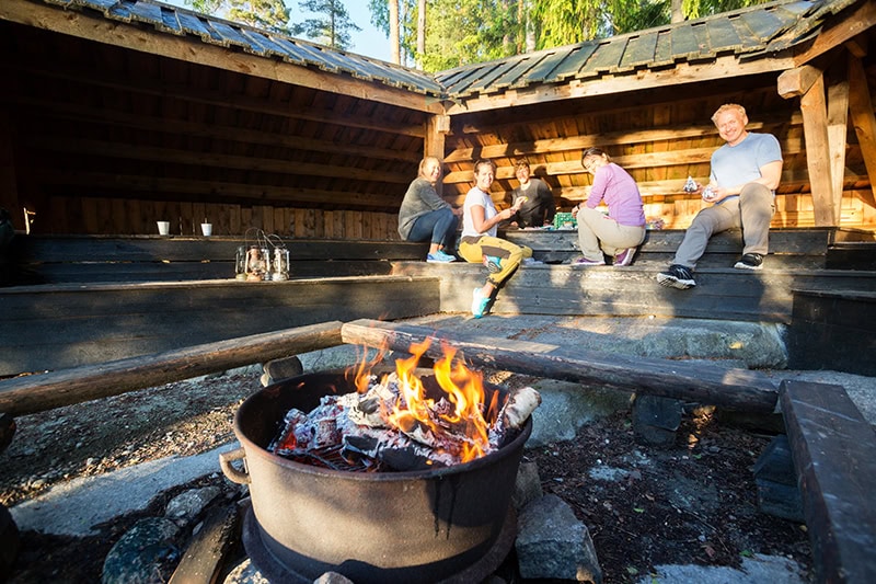 Skab trivsel på arbejdspladsen med målrettede aktiviteter og øvelser for teamet.