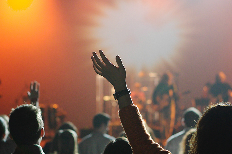 Mennesker er samlet til en fælles musikalsk oplevelse med teambuilding.