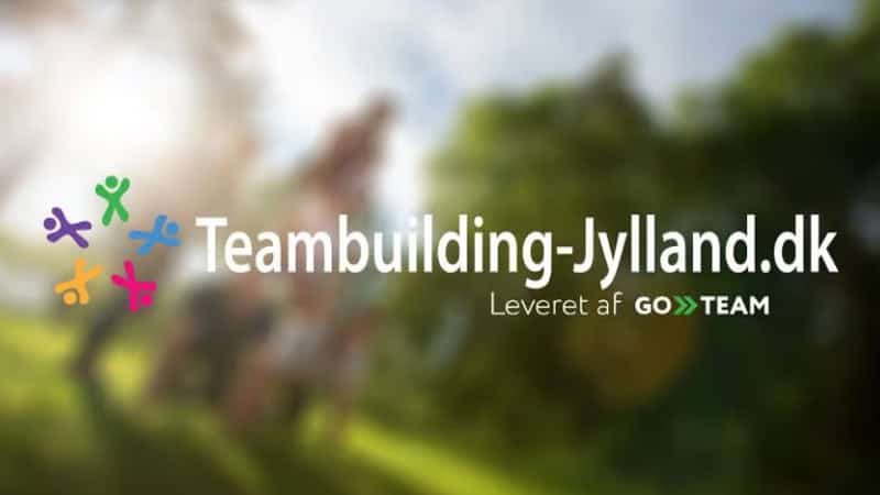 Sløret billede af udendørs teambuilding-aktivitet i jysk natur med Teambuilding-Jylland.dk-logo – en del af GoTeam.
