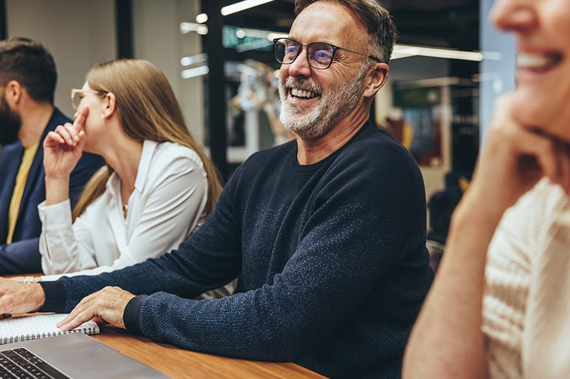 Gruppe af medarbejdere er samlet til kursus med både faglig teambuilding og workshops.