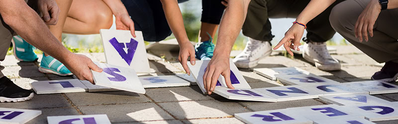Sjov teambuilding med udfordrende aktiviteter og unikke gåder for hele holdet.