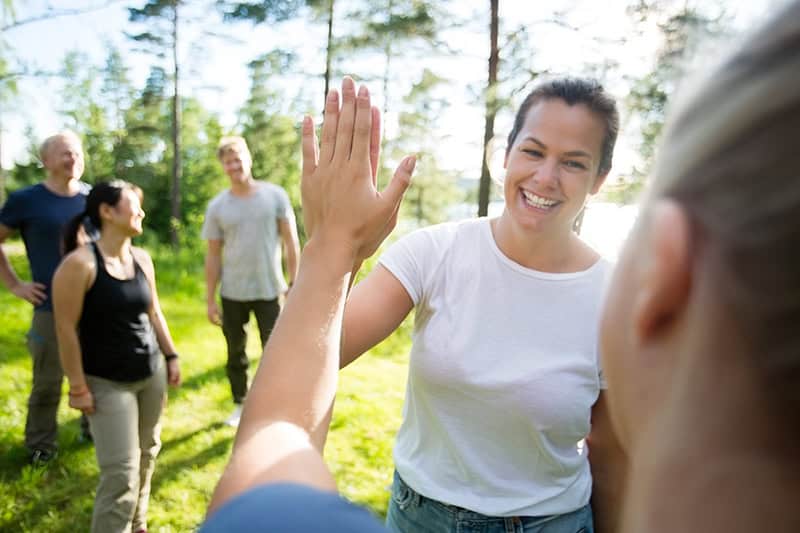 Billede fra GoTeams udendørs teambuilding-event Boozt med smilende deltagere i naturen.